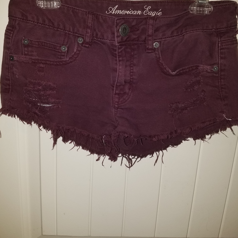AMERICAN EAGLE maroon distressed short shorts size 6